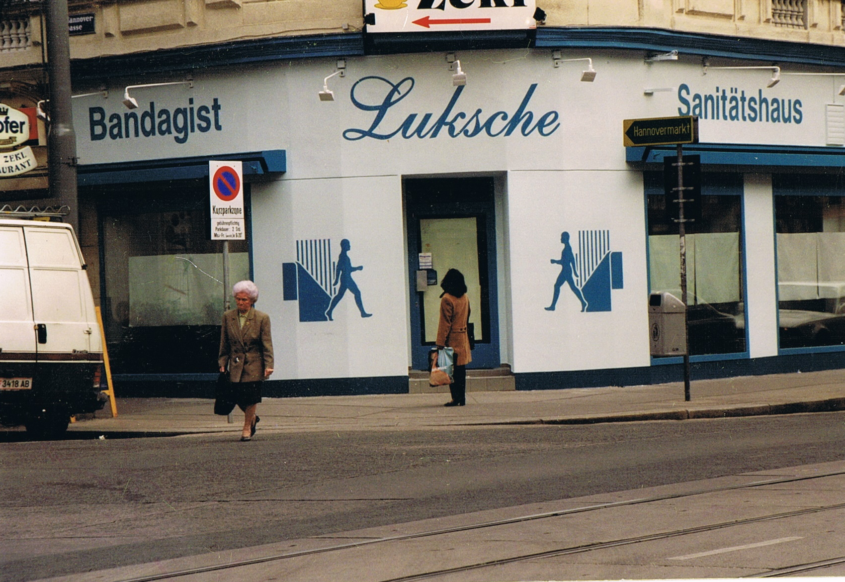 Zu sehen ist eine historische Außenaufnahme unserer alten Filiale in Wien 20. 