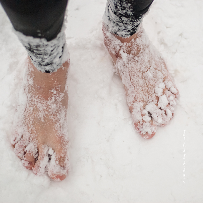Füße im kalten Schnee
