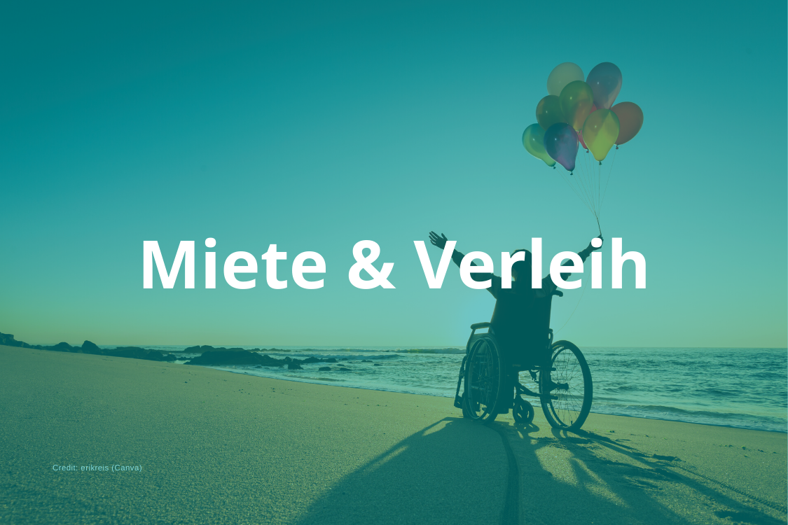Zu sehen ist ein Rollstuhlfahrer auf dem Strand mit Luftballons.